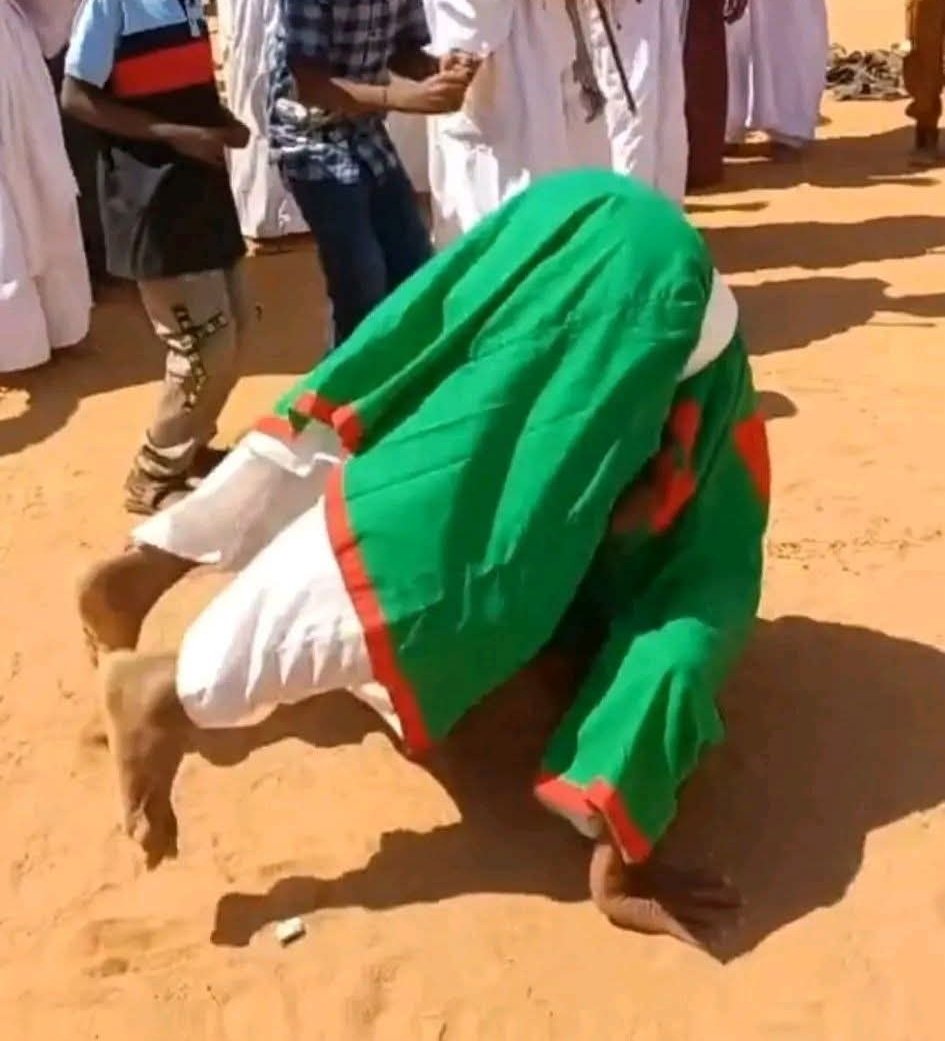 الصوفيّــة و الشّقلبــة قصّـة حب لا تنتهي..كيف تقنعهم بما يفعلونه #بدعة !! ثم يقولون عنا وهابية !!

إنَّ التصوَّفَ آفةٌ حلَّتْ بأرضِ المُسلمِ

مَنْ يتبعْهُ يُذقْهُ حتماً طعمَ نار جهنَّمِ

هو للضلالِ أخٌ و للشركِ الصُراحِ كتوأمِ

فدعِ التصوّفَ و اتبعْ نهجَ الصحابةِ تَسلمِ