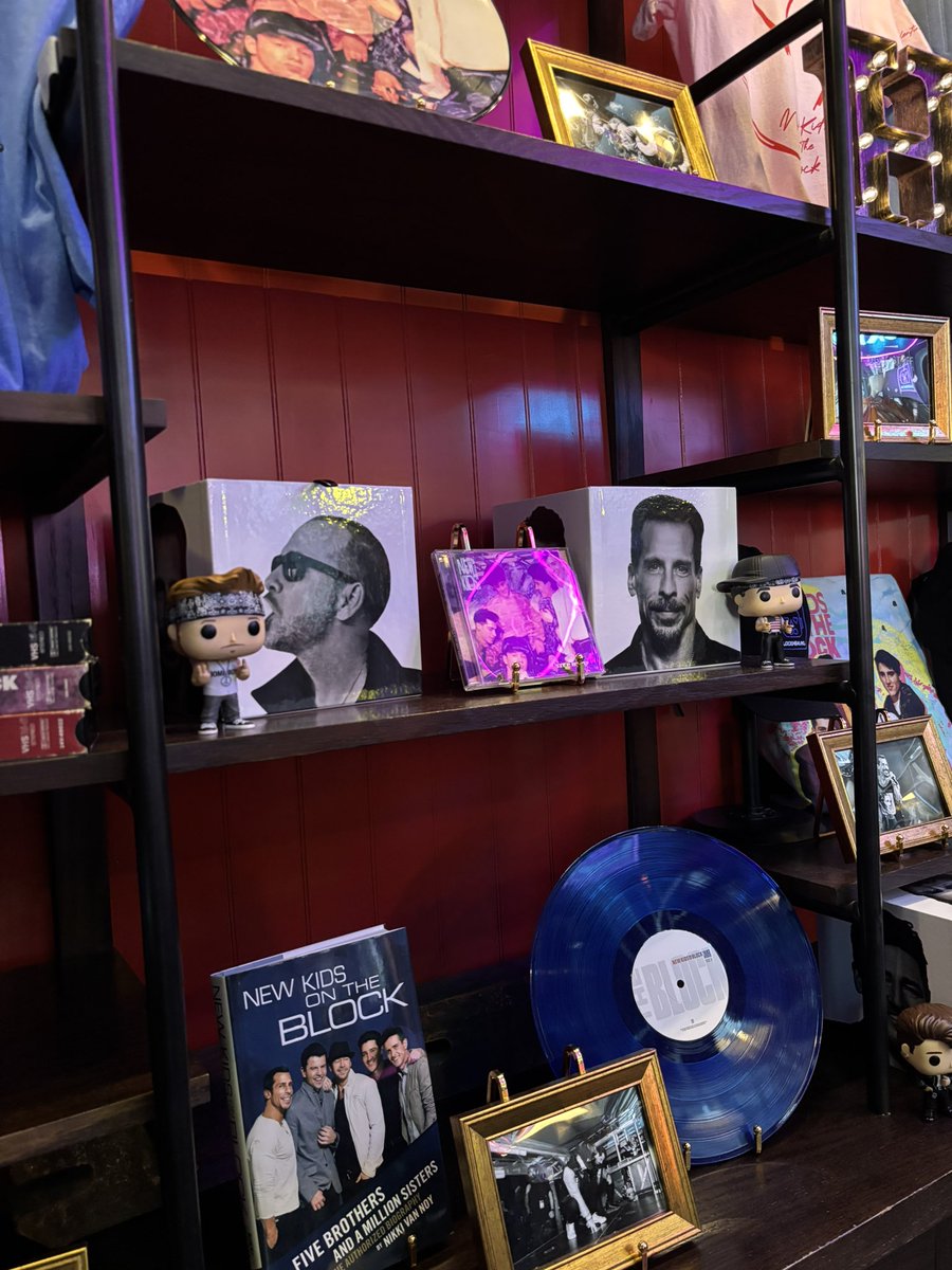 treasure_nkotb's tweet photo. I really loved this display they had at Blockhead Headquarters. Whoever designed this did a great job!
I snapped these pictures real quick while I was in line to get a selfie with Donnie.
#nkotb #blockheadhq #bhhq #nkotbmerch https://t.co/CypKz9wTfh