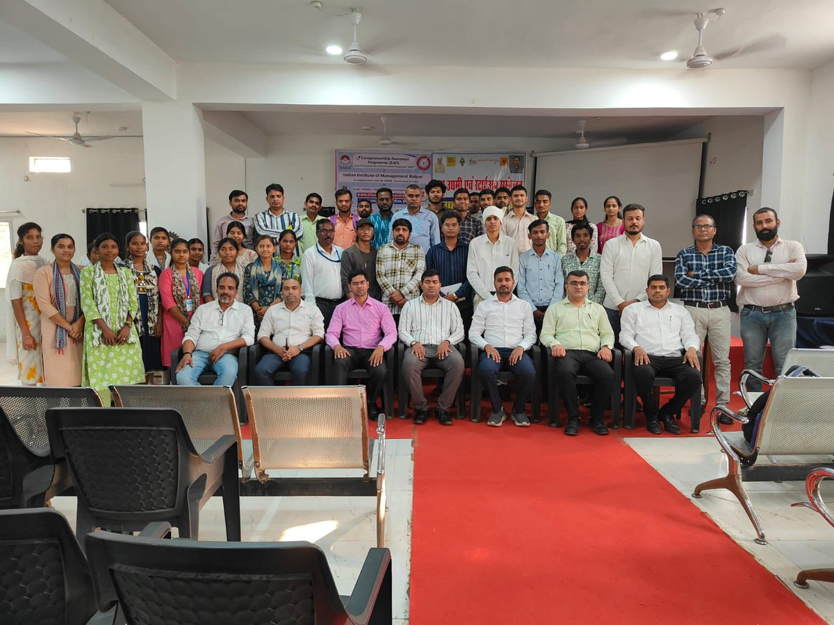 जिले के युवाओं को स्वरोजगार के लिए प्रेरित करने की दिशा में महत्वपूर्ण पहल।जिला व्यापार एवं उद्योग केंद्र धमतरी द्वारा IIM Raipur तथा Ministry of MSME के सहयोग से शासकीय स्नातकोत्तर महाविद्यालय कुरूद में Entrepreneurship Awareness Programme आयोजित हुआ।