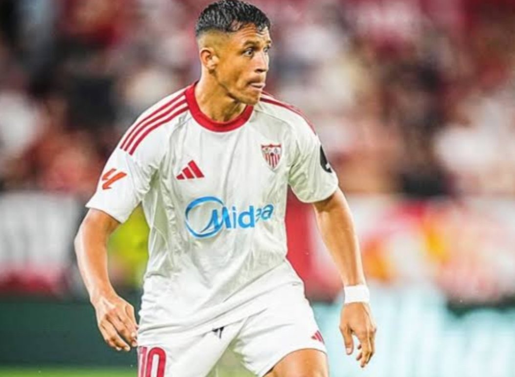 SambadeLokonga's tweet photo. Dejo un dato y me voy, Alexis Sánchez EL VETERANO se ha convertido en el jugador más VETERANO en marcar en un derbi quitándole el puesto al cuenta chistes de Joaquín.
@SevillaFC 
Buenas tardes a todos. https://t.co/wTTVjPK6V4