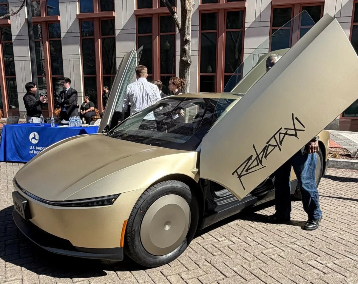 TheTeslaLife's tweet image. #Tesla displaying the production ready #Cybercab at the USDOT Headquarters in Washington, D.C.: What has changed?
notateslaapp.com/news/3769/firs…