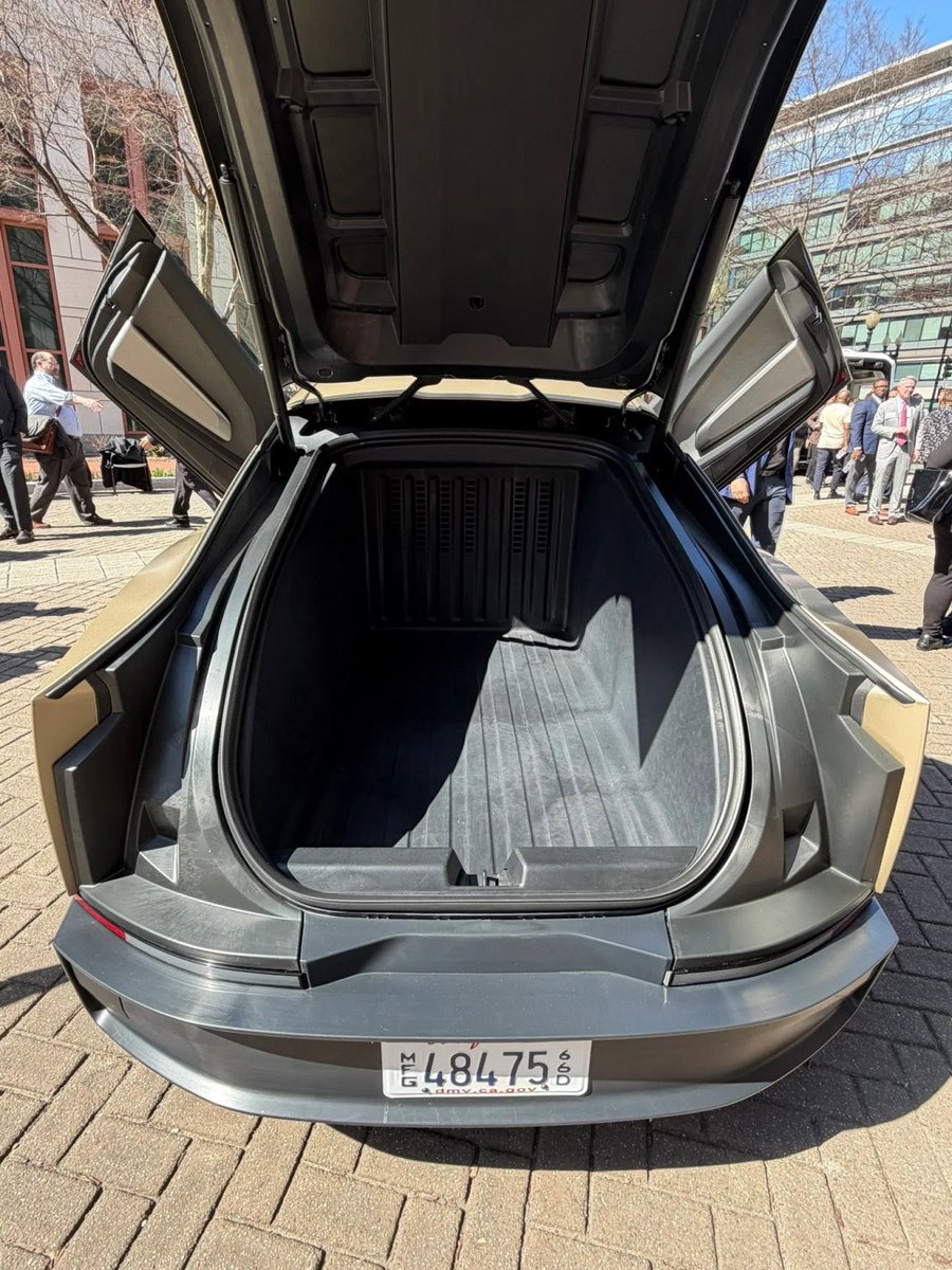 TheTeslaLife's tweet image. #Tesla displaying the production ready #Cybercab at the USDOT Headquarters in Washington, D.C.: What has changed?
notateslaapp.com/news/3769/firs…