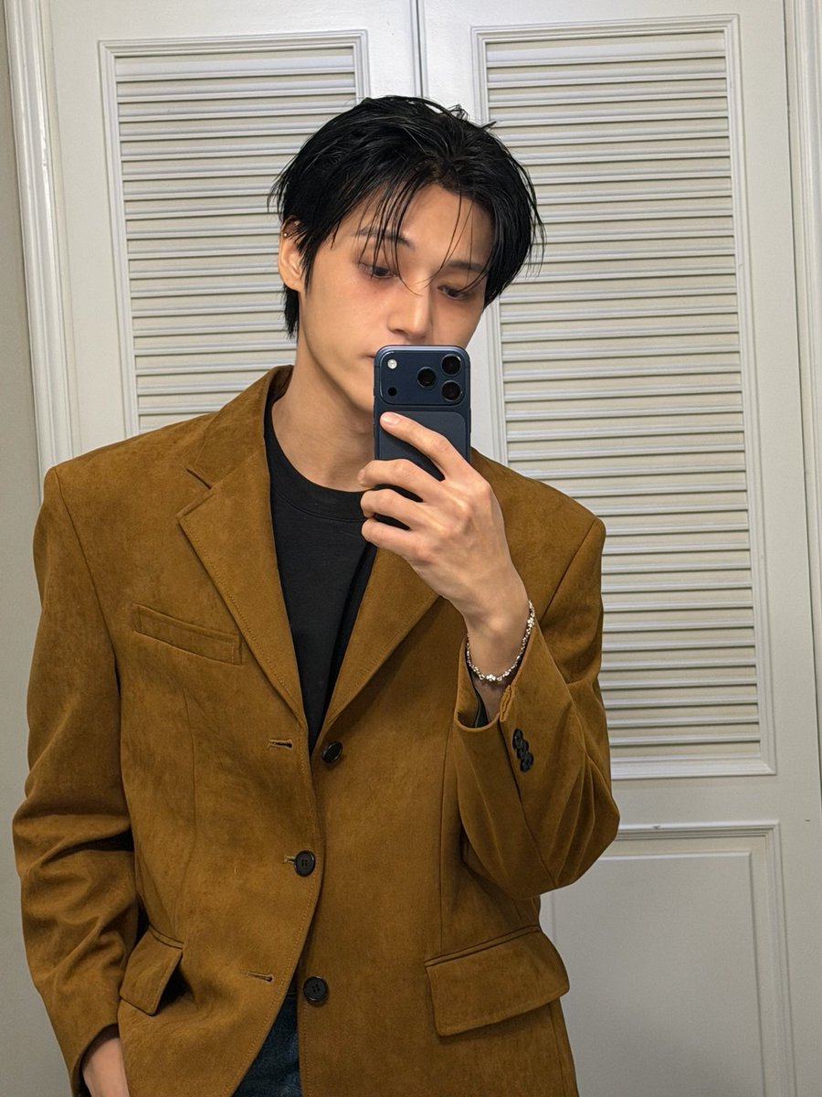 왼쪽처럼 입고 다니던 사람이
오른쪽처럼 입고 다니는데
추구미 바뀐 거를 어떻게 모르는데 ㅋㅋㅋㅋㅋ