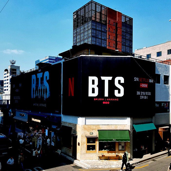 — Anuncios de #BTS_ARIRANG x NETFLIX en la calle de Seongsu-dong! 🇰🇷

#BTSLive #BTSLiveonNetflix