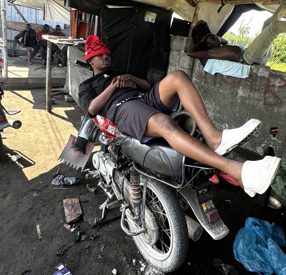 okada men no need bed, this position don dey okay 😂😂