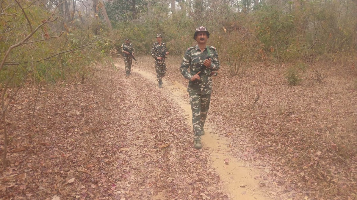 9BnSSB_INDIA's tweet photo. सीमा चौकी में तैनात सशस्त्र सीमा बल के जवानों द्वारा सीमावर्ती क्षेत्र में नियमित गश्त कर सुरक्षा व्यवस्था को सुदृढ़ बनाए रखते हुए हर गतिविधि पर सतर्क निगरानी रखी जा रही है।
#SSB_INDIA
#SSBFTRLUCKNOW
#SSBSHQGKP
#BorderPatrolling
#VigilantJawans
#BorderSecurity
#AlertForNation https://t.co/qT1PSxqXJy