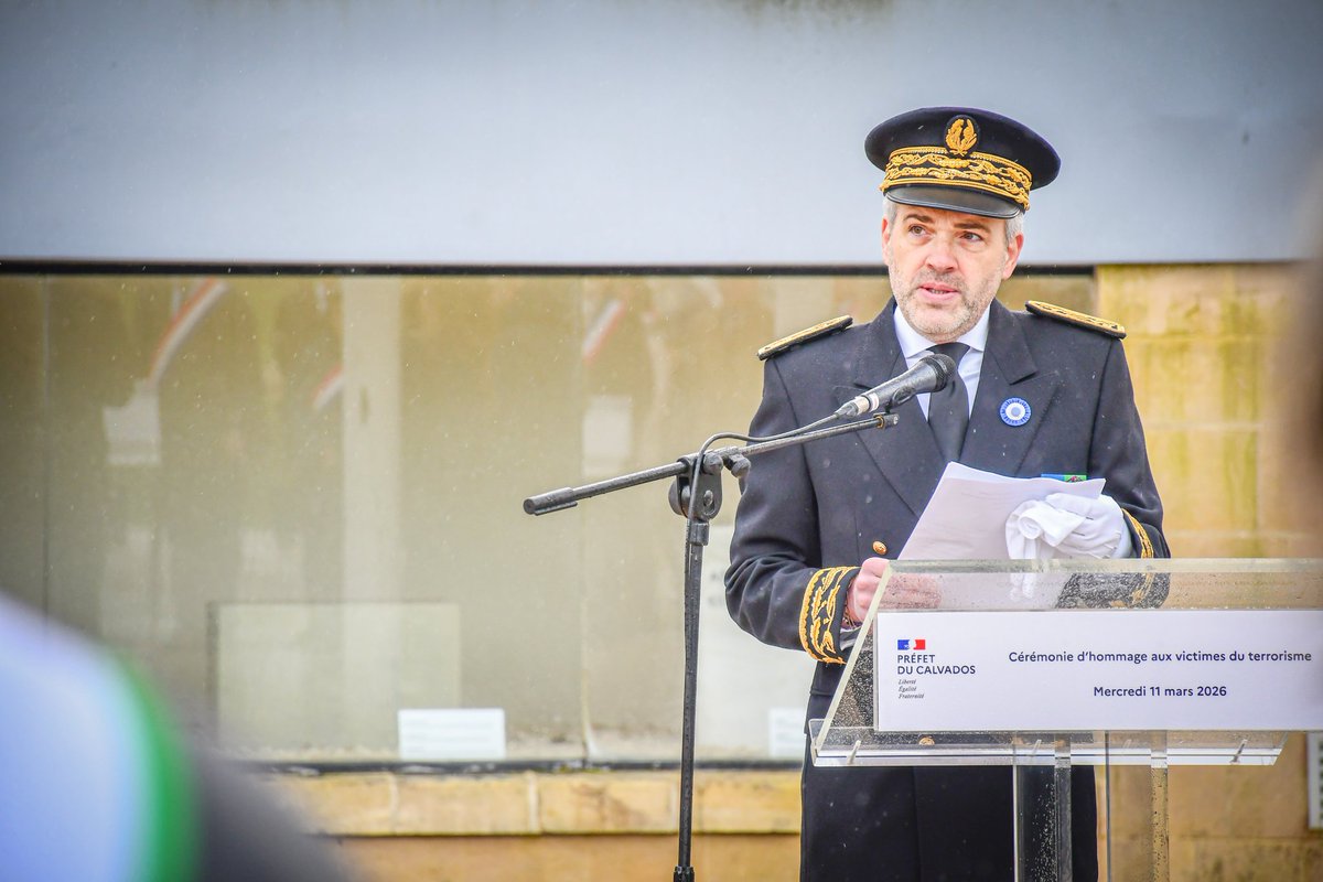 Prefet14's tweet photo. #11mars | 🕊 Cérémonie d’hommage aux victimes du terrorisme

En ce 11 mars, journée de commémoration en hommage aux victimes du terrorisme, choisie par l’Union européenne pour que toutes les nations se souviennent et affirment leur refus de la barbarie, le préfet a présidé la cérémonie au Mémorial de Caen, entouré des élus, des représentants des forces de sécurité, des élèves et des familles de victimes.

🇫🇷 En France comme ailleurs, nous honorons toutes celles et ceux qui ont été assassinés par la barbarie terroriste. Nous pensons également aux survivants et aux familles des victimes, pour qui la douleur et le combat pour vivre continuent chaque jour.
La Nation exprime aussi sa reconnaissance envers les forces de l’ordre, les militaires, les soignants, les sauveteurs et tous ceux qui, souvent dans l’ombre, protègent et secourent.

Dans notre pays, le terrorisme a frappé à de trop nombreuses reprises : des journalistes, des enfants et des enseignants, des fidèles, des spectateurs, des citoyens, ainsi que des policiers et des militaires. À travers chacun de ces actes, c’est une certaine idée de la liberté – la liberté d’écrire, de croire ou de ne pas croire, d’enseigner, d’apprendre et de débattre – qui était visée.

Cette année encore, la cérémonie s’est tenue au Mémorial de Caen, symbole de mémoire et de paix fragile. Il nous rappelle l’ampleur des tragédies du XXᵉ siècle et la nécessité impérative d’en préserver le souvenir, car la paix demeure une conquête fragile.

Comme l'a rappelé le Président de la République le 13 novembre dernier, lors de l'hommage aux victimes des attentas de 2015 : "Ceux qui haïssent ne crieront jamais plus fort que ceux qui aiment."

Vive la République !
Vive la France !