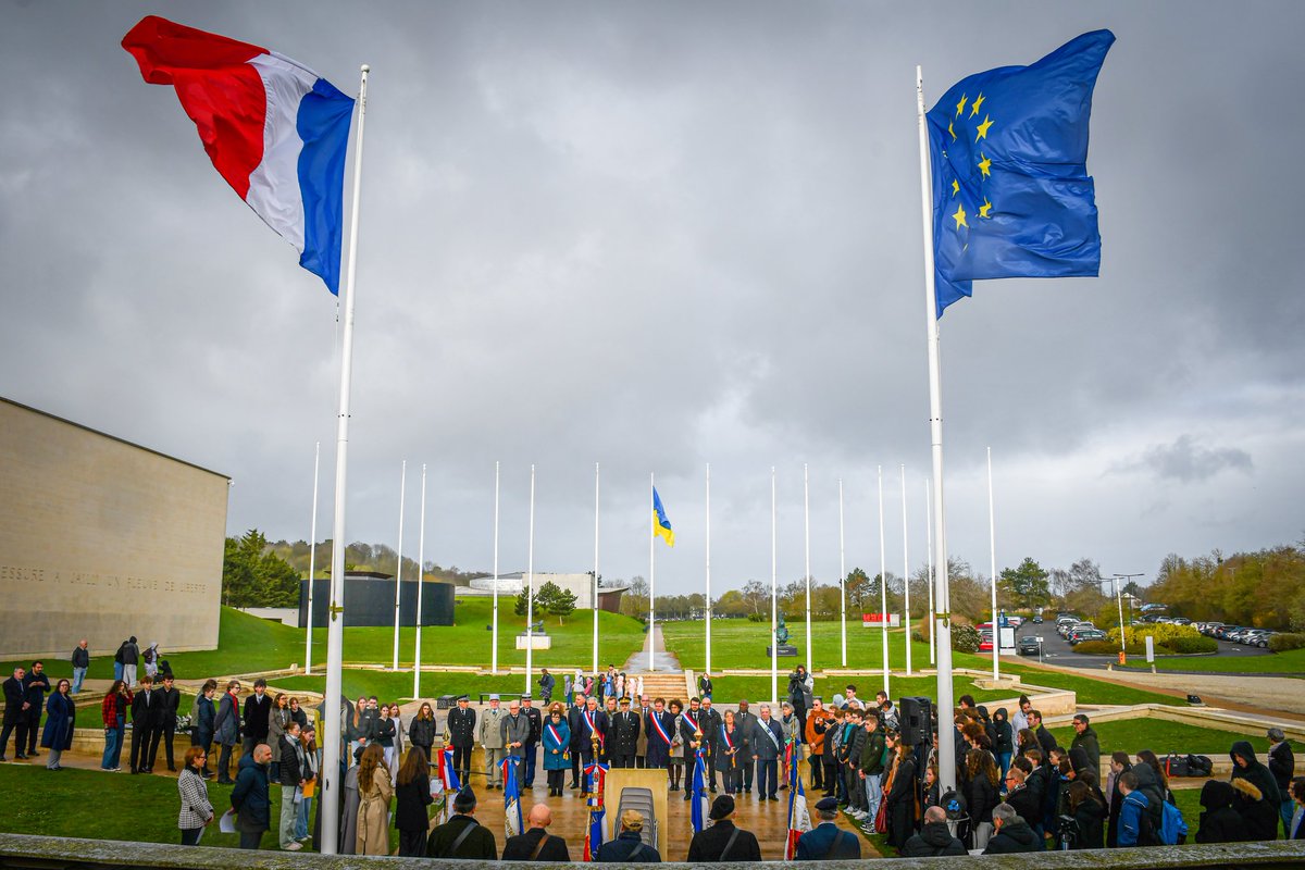 Prefet14's tweet photo. #11mars | 🕊 Cérémonie d’hommage aux victimes du terrorisme

En ce 11 mars, journée de commémoration en hommage aux victimes du terrorisme, choisie par l’Union européenne pour que toutes les nations se souviennent et affirment leur refus de la barbarie, le préfet a présidé la cérémonie au Mémorial de Caen, entouré des élus, des représentants des forces de sécurité, des élèves et des familles de victimes.

🇫🇷 En France comme ailleurs, nous honorons toutes celles et ceux qui ont été assassinés par la barbarie terroriste. Nous pensons également aux survivants et aux familles des victimes, pour qui la douleur et le combat pour vivre continuent chaque jour.
La Nation exprime aussi sa reconnaissance envers les forces de l’ordre, les militaires, les soignants, les sauveteurs et tous ceux qui, souvent dans l’ombre, protègent et secourent.

Dans notre pays, le terrorisme a frappé à de trop nombreuses reprises : des journalistes, des enfants et des enseignants, des fidèles, des spectateurs, des citoyens, ainsi que des policiers et des militaires. À travers chacun de ces actes, c’est une certaine idée de la liberté – la liberté d’écrire, de croire ou de ne pas croire, d’enseigner, d’apprendre et de débattre – qui était visée.

Cette année encore, la cérémonie s’est tenue au Mémorial de Caen, symbole de mémoire et de paix fragile. Il nous rappelle l’ampleur des tragédies du XXᵉ siècle et la nécessité impérative d’en préserver le souvenir, car la paix demeure une conquête fragile.

Comme l'a rappelé le Président de la République le 13 novembre dernier, lors de l'hommage aux victimes des attentas de 2015 : "Ceux qui haïssent ne crieront jamais plus fort que ceux qui aiment."

Vive la République !
Vive la France !