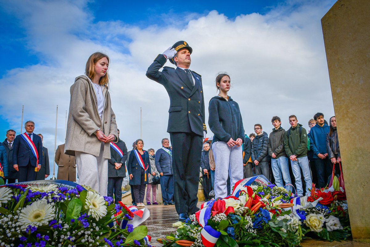 Prefet14's tweet photo. #11mars | 🕊 Cérémonie d’hommage aux victimes du terrorisme

En ce 11 mars, journée de commémoration en hommage aux victimes du terrorisme, choisie par l’Union européenne pour que toutes les nations se souviennent et affirment leur refus de la barbarie, le préfet a présidé la cérémonie au Mémorial de Caen, entouré des élus, des représentants des forces de sécurité, des élèves et des familles de victimes.

🇫🇷 En France comme ailleurs, nous honorons toutes celles et ceux qui ont été assassinés par la barbarie terroriste. Nous pensons également aux survivants et aux familles des victimes, pour qui la douleur et le combat pour vivre continuent chaque jour.
La Nation exprime aussi sa reconnaissance envers les forces de l’ordre, les militaires, les soignants, les sauveteurs et tous ceux qui, souvent dans l’ombre, protègent et secourent.

Dans notre pays, le terrorisme a frappé à de trop nombreuses reprises : des journalistes, des enfants et des enseignants, des fidèles, des spectateurs, des citoyens, ainsi que des policiers et des militaires. À travers chacun de ces actes, c’est une certaine idée de la liberté – la liberté d’écrire, de croire ou de ne pas croire, d’enseigner, d’apprendre et de débattre – qui était visée.

Cette année encore, la cérémonie s’est tenue au Mémorial de Caen, symbole de mémoire et de paix fragile. Il nous rappelle l’ampleur des tragédies du XXᵉ siècle et la nécessité impérative d’en préserver le souvenir, car la paix demeure une conquête fragile.

Comme l'a rappelé le Président de la République le 13 novembre dernier, lors de l'hommage aux victimes des attentas de 2015 : "Ceux qui haïssent ne crieront jamais plus fort que ceux qui aiment."

Vive la République !
Vive la France !