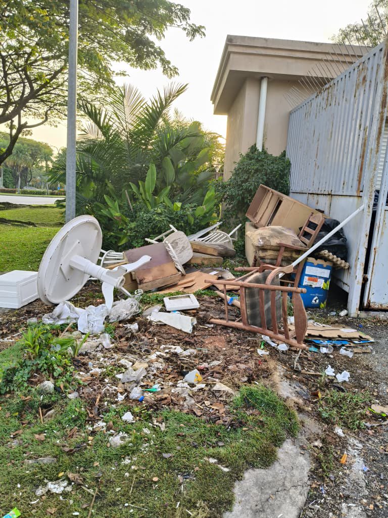 annoyedmsian's tweet photo. Warga Bukit Jelutong ni memang hanya alamat T20, tapi kesedaran sivik tu macam warga asing eh? Sampai hati nak buang sampah dekat depan Masjid TAJ. What is this behaviour? https://t.co/YM4ZzLs1r0