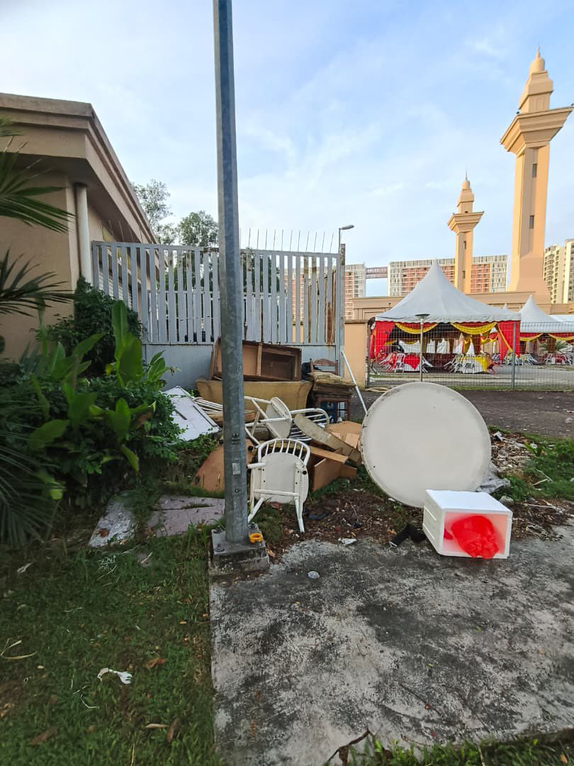 annoyedmsian's tweet photo. Warga Bukit Jelutong ni memang hanya alamat T20, tapi kesedaran sivik tu macam warga asing eh? Sampai hati nak buang sampah dekat depan Masjid TAJ. What is this behaviour? https://t.co/YM4ZzLs1r0