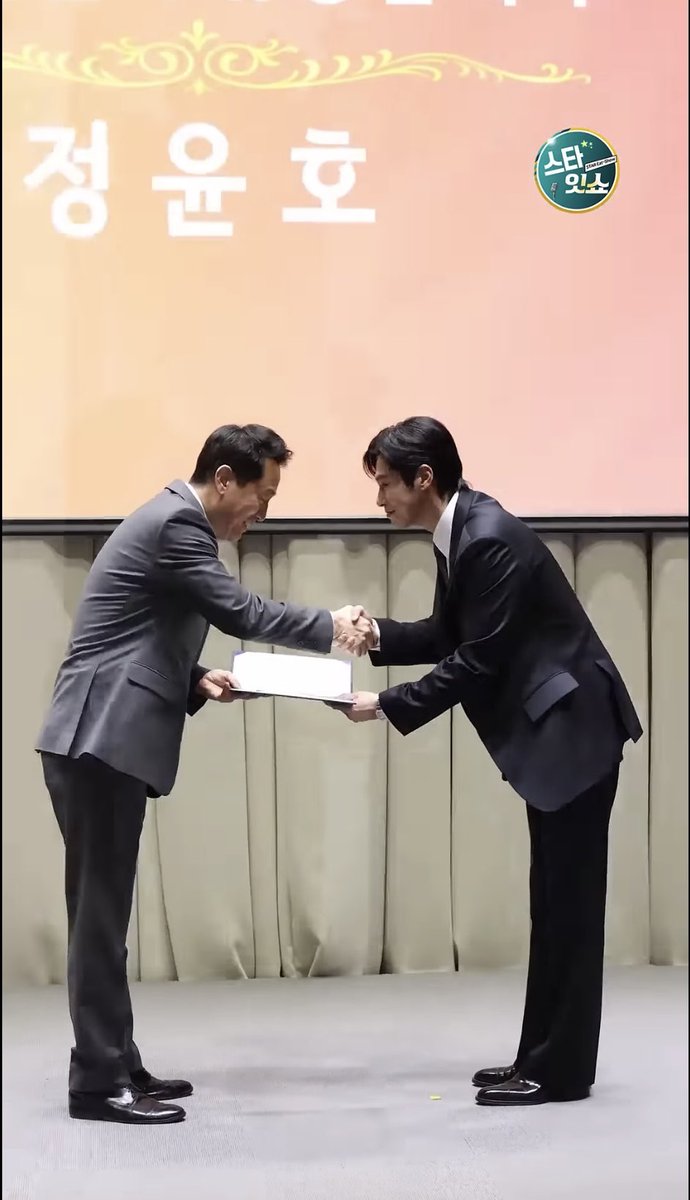 ユノ・ユンホ功労表彰状
youtu.be/yy7fuhpf1KE?si… 

若い時から今まで
「寄付」と「奉仕の精神」を持ち続け
社会の役に立ちたい困ってる人を助けたいと
博愛精神で突き動くユノ
素晴らしい人間性で慈愛に満ちた人

あらためて
ユノと巡り会えて幸せです🫰

#UKNOW #YUNHO 
#유노윤호 #정윤호 
#ユンホ