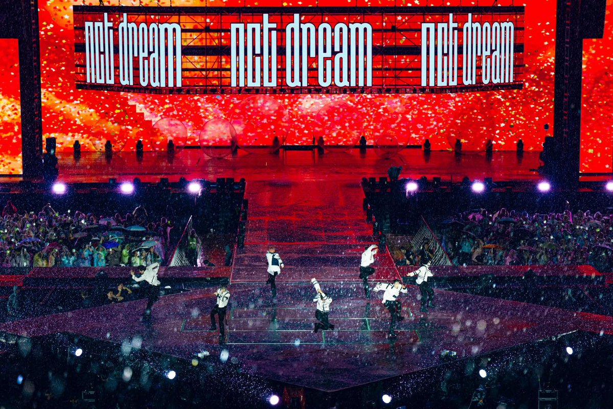 เข้าใจจีซองทุกอย่าง ต่อให้น้องดรีมไม่กลับออกมาทุกคนก็เปียกฝนอยู่ดี ถ้าเป็นงั้นจริงก็คงต่างคนต่างเสียดาย ㅠㅠ แต่สุดท้ายน้องดรีมก็กลับออกมาอะ ดีใจที่วันนั้นทุกคนในราชมัง(ส่วนมาก)ไม่ลุก ทุกคนไม่ไปไหน ไม่รู้ว่าเพราะอะไร แต่ดีใจจริง ๆ มันกลายเป็นความทรงจำที่ล้ำค่าสำหรับน้องดรีมด้วย