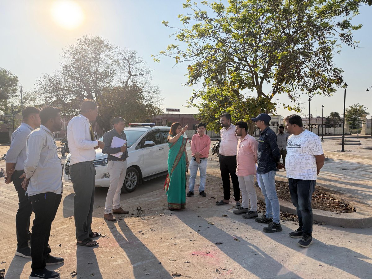 વડનગર ખાતે આવેલા વિવિધ પ્રવાસન સ્થળો સાથે જોડાઈ સ્વ સહાય જૂથની મહિલાઓની આજીવિકામાં કેવી રીતે વધારો થઈ શકે તે માટે માન. જિલ્લા વિકાસ અધિકારીશ્રી દ્વારા રૂબરૂ મુલાકાત લઈને  માર્ગદર્શન આપવામાં આવ્યું.
<a href="/ddo_mehsana/">DDO Mehsana</a> <a href="/GlpcLivelihood/">Mission Mangalam</a>