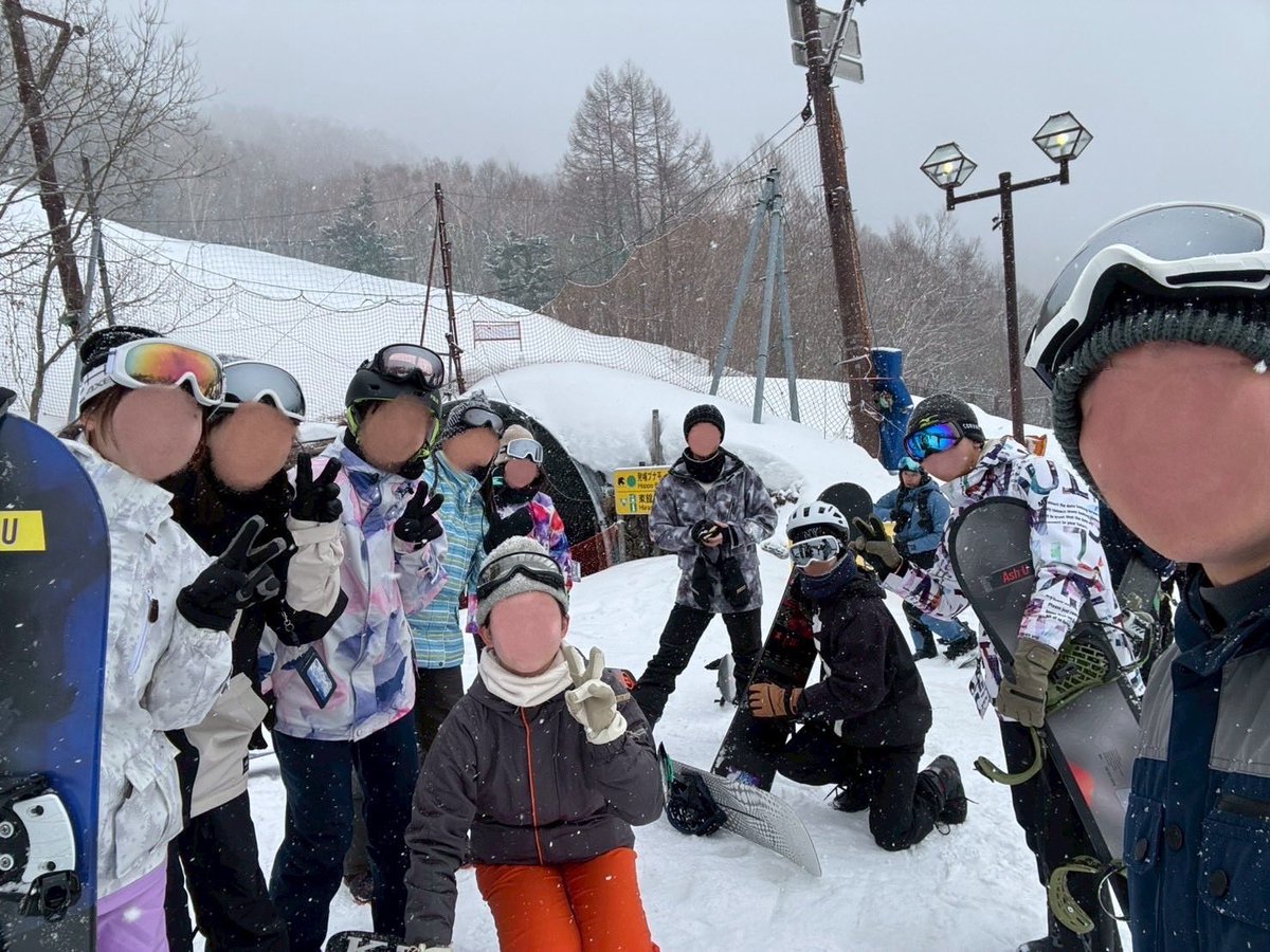 nitechaiki's tweet photo. 3/9～3/11まで2泊3日でスノボ合宿に行って参りました！🏂
合気道とは一旦離れて…真っ白な世界で、爽快に滑ってきました！とっても楽しかったです♫合気道部内の絆も深まったと思います！
来週は昇級試験を控えています🔥頑張っていきましょう！
#名工大 #名工大合気道部 #春から名工大  #名工大部活動 https://t.co/AnHkIiQcwB