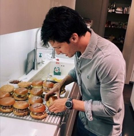 Aldi's burger cempaka putih rotinya lembut dagingnya juicy luicy mahalini rizky febian bisa pesan online juga