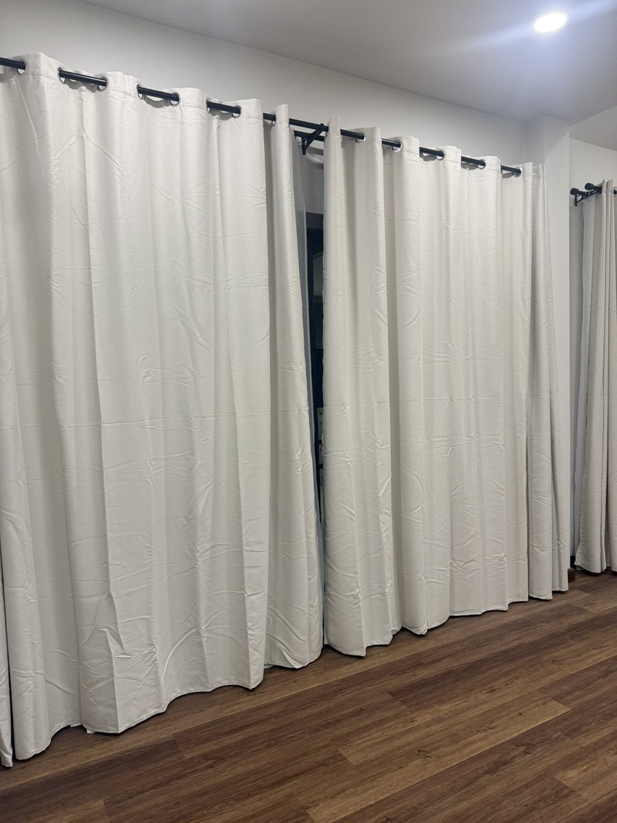 ยอมเสี่ยงมากที่ซื้อผ้าม่านจากออนไลน์ ที่เราไม่ได้เห็นเนื้อผ้า ขนาด ความหนา สีจริง แต่นี่ก็ยอมเพราะถ้าดีจริงๆ ถือว่าเราประหยัดเงินได้เยอะมากๆ จ้างช่างมาติดให้ และจะบอกว่า คิดถูกมากๆ ประหยัดค่าผ้าม่านได้เป็นหมื่น-สองหมื่นเลย (จากเพื่อนที่หน้าต่างไม่เยอะเท่าด้วยนะ แพงกว่านี่ด้วย)