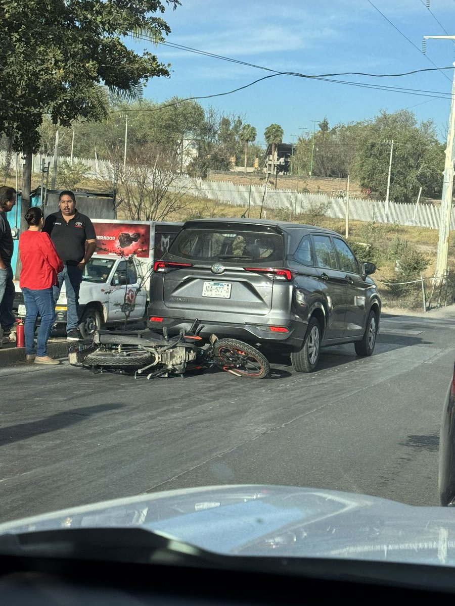 AmarcoContreras's tweet photo. Accidente en av. las torres casi esquina con Parres Arias. 
Ya está tránsito en el lugar y ha tráfico.
@Trafico_ZMG https://t.co/s2JAr3hheQ