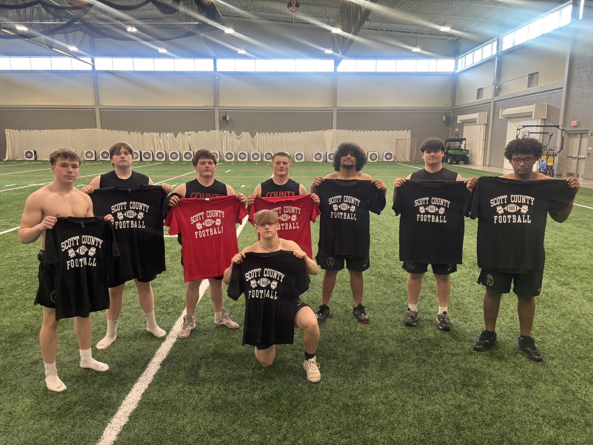 cards_football's tweet photo. We lift heavy weights! Banners-900 LB Club
JT/Zac/Foote/Grady/Dunn & Eli-800 LB
#NeverMissFirstHour https://t.co/Ib0e2tYBxO