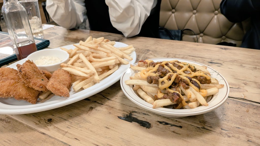answer_rise's tweet photo. 社員たちとご飯。ふたまわりも年齢が違うと何を話して良いのやら。 https://t.co/CX82GEMeEn