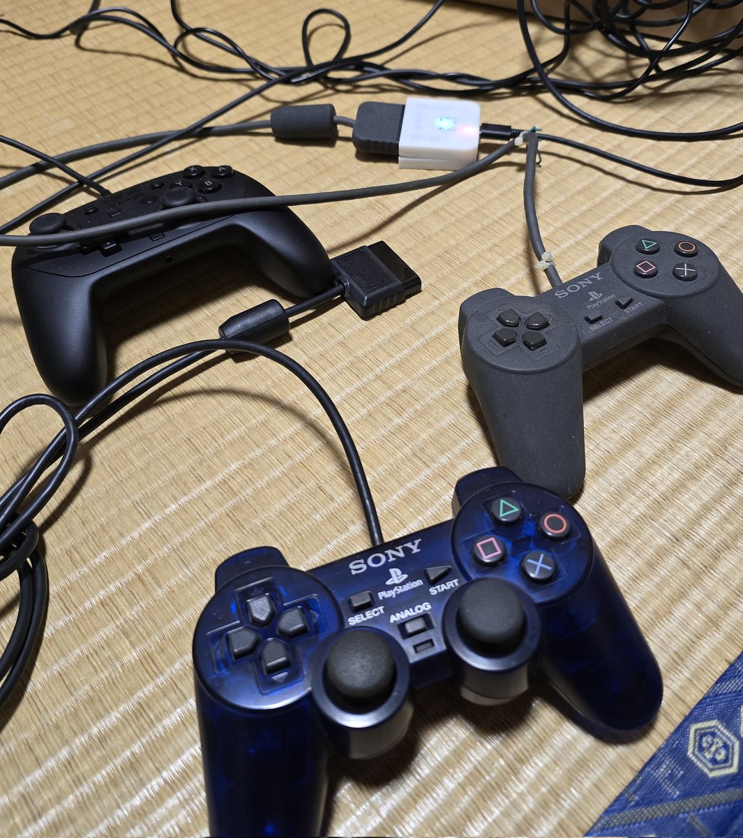 gon3jp2's tweet photo. 公開データから作ってみました。
ネジコンはまだテストしてませんが、PS1のコントローラも普通に動きました。
最近のコントローラーに慣れるとPS1のコントローラー小っちゃくてビビったw https://t.co/uFrMbwM09a
