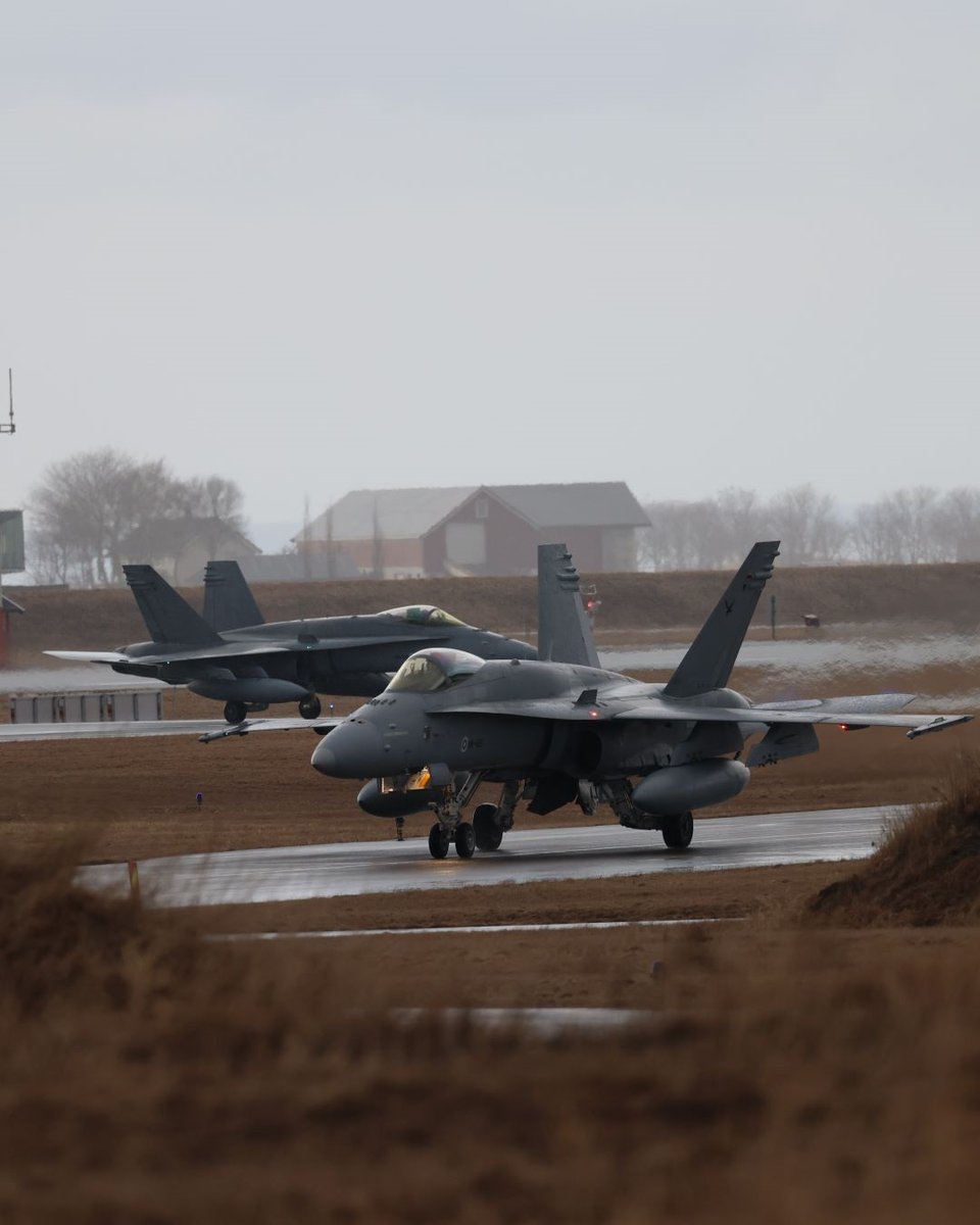 🇫🇮 Ilmavoimien hävittäjäosasto Karjalan lennostosta operoi #ColdResponse26 -harjoituksessa Örlannin tukikohdasta tällä viikolla. Lennoston komentaja ev Tomi Böhm tarkasti harjoitusjoukot Norjassa 10.-11.3. ja tapasi tukikohdan komentajan, ev Ole Marius Tørrisplassin. #ilmavoimat