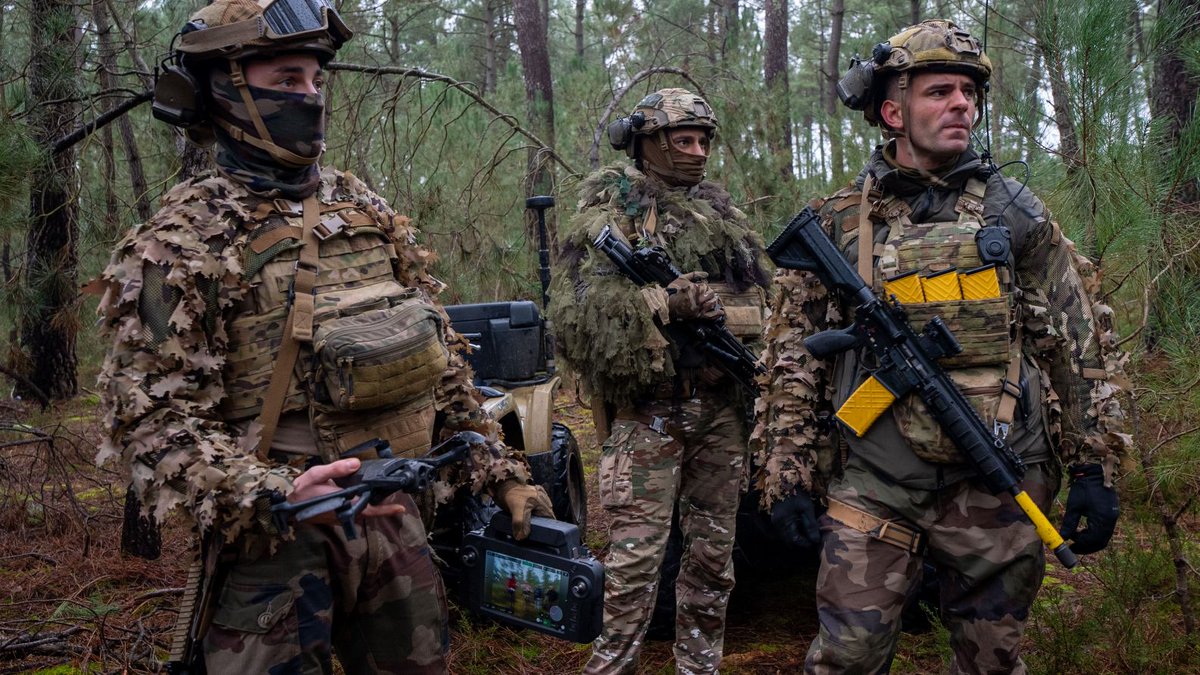 Armees_Gouv's tweet photo. 🕹️🎯 Les marsouins face à la menace des drones

Capable de surgir à tout moment et n’importe où, la menace drone impose une réponse à la fois furtive et réactive. Dans ce contexte, le 2e Régiment d’infanterie de marine (@2eRIMa) de l'@armeedeTerre a expérimenté de nouvelles techniques de neutralisation et d’utilisation de ces engins volants.

Employés comme moyens de reconnaissance, les drones fournissent du renseignement précieux pour préparer la manœuvre. Pour garantir leur autonomie, ils sont produits, adaptés et réparés au plus près du terrain, au sein même du Griffon.

Équipés de leur fusil calibre 12, les marsouins peuvent neutraliser un drone jusqu’à 50 mètres en un temps record, une compétence aujourd’hui primordiale dans un contexte de haute intensité.

➡️ Partez en immersion avec eux : https://t.co/HRijWtD49F

@EtatMajorFR