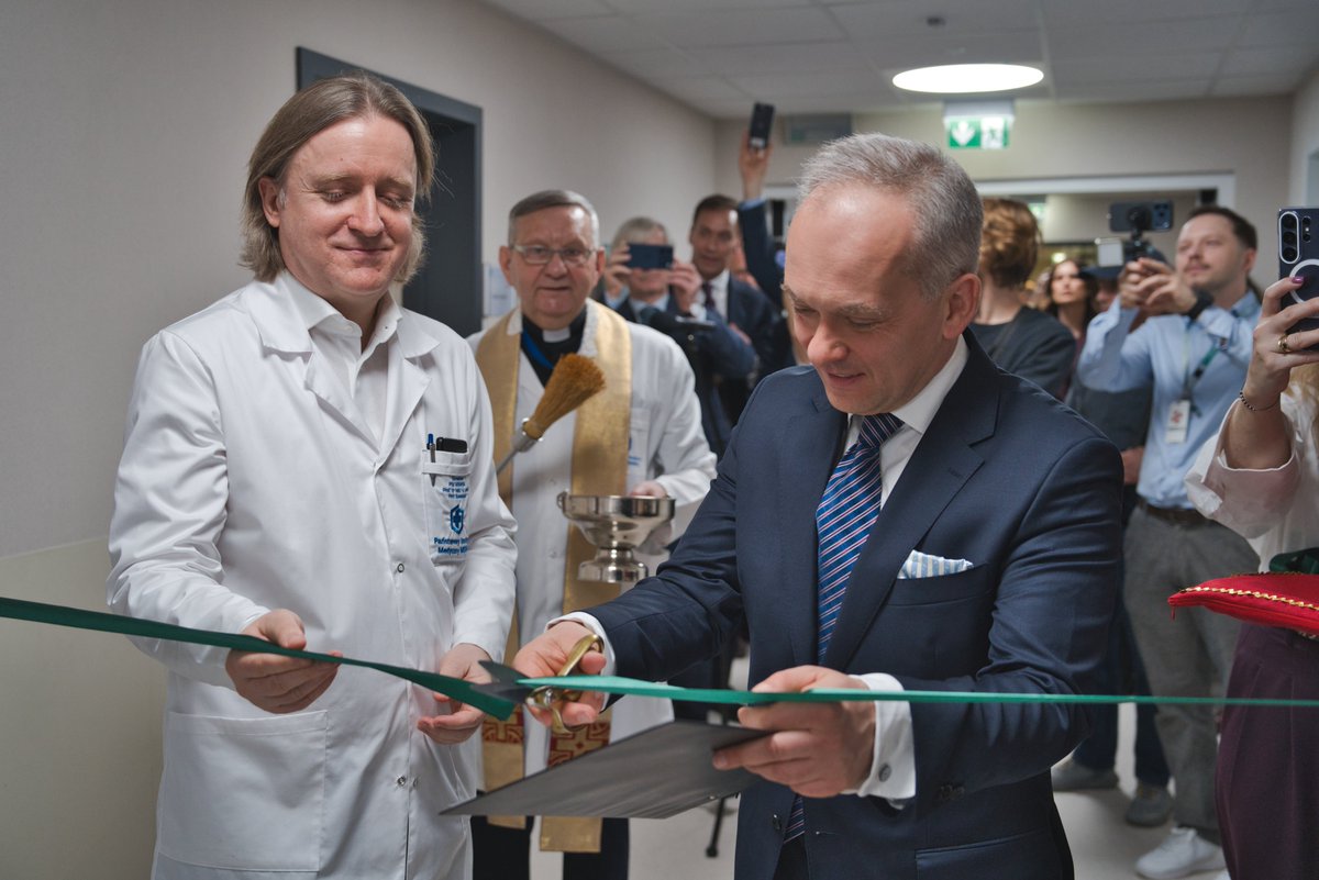 K_Galecka's tweet photo. 🏥 Nowoczesny oddział intensywnej terapii w Szpitalu MSWiA – pierwszy w Polsce oparty na idei „healing environment”! 🌿

W warszawskim szpitalu PIM MSWiA otwarto oddział, który łączy najnowocześniejszą technologię z troską o komfort psychiczny pacjentów w stanie krytycznym.

✨ Czym się wyróżnia?

▫️ nowoczesną aparaturą medyczną
▫️ architekturą ograniczającą stres i wspierającą proces zdrowienia
▫️ systemem kontrolowanego podciśnienia zwiększającym bezpieczeństwo epidemiologiczne
▫️ pionierską koncepcją „cichego OIT”, ograniczającą hałas urządzeń
▫️ możliwością obecności bliskich – indywidualne sale z przeszklonymi ścianami i strefą noclegową dla rodziny

To nowy standard opieki, który wspiera nie tylko ciało, ale i psychikę pacjenta. Modernizacja kosztowała kilkanaście milionów złotych i wprowadza polską medycynę na poziom rozwiązań stosowanych w najlepszych szpitalach świata.