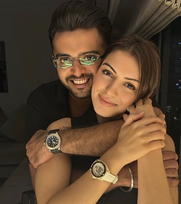 mariaagold's tweet image. She married her best friend's husband and now he's divorcing her too, irony 
#Divorce
#hansikamotwani #SohaelKhaturiya  #Actress