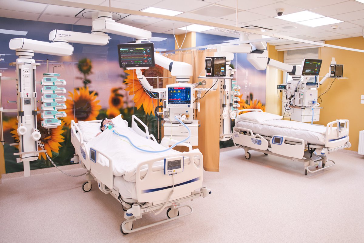 K_Galecka's tweet photo. 🏥 Nowoczesny oddział intensywnej terapii w Szpitalu MSWiA – pierwszy w Polsce oparty na idei „healing environment”! 🌿

W warszawskim szpitalu PIM MSWiA otwarto oddział, który łączy najnowocześniejszą technologię z troską o komfort psychiczny pacjentów w stanie krytycznym.

✨ Czym się wyróżnia?

▫️ nowoczesną aparaturą medyczną
▫️ architekturą ograniczającą stres i wspierającą proces zdrowienia
▫️ systemem kontrolowanego podciśnienia zwiększającym bezpieczeństwo epidemiologiczne
▫️ pionierską koncepcją „cichego OIT”, ograniczającą hałas urządzeń
▫️ możliwością obecności bliskich – indywidualne sale z przeszklonymi ścianami i strefą noclegową dla rodziny

To nowy standard opieki, który wspiera nie tylko ciało, ale i psychikę pacjenta. Modernizacja kosztowała kilkanaście milionów złotych i wprowadza polską medycynę na poziom rozwiązań stosowanych w najlepszych szpitalach świata.