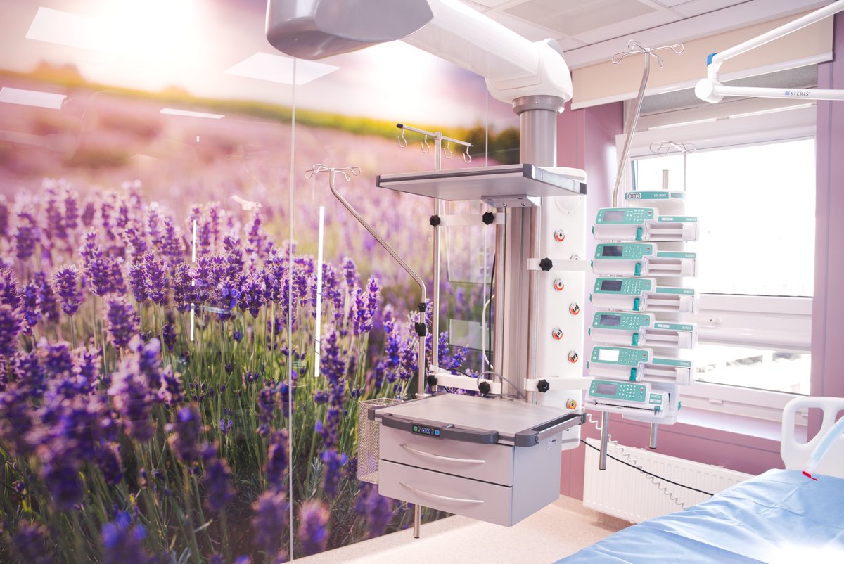K_Galecka's tweet photo. 🏥 Nowoczesny oddział intensywnej terapii w Szpitalu MSWiA – pierwszy w Polsce oparty na idei „healing environment”! 🌿

W warszawskim szpitalu PIM MSWiA otwarto oddział, który łączy najnowocześniejszą technologię z troską o komfort psychiczny pacjentów w stanie krytycznym.

✨ Czym się wyróżnia?

▫️ nowoczesną aparaturą medyczną
▫️ architekturą ograniczającą stres i wspierającą proces zdrowienia
▫️ systemem kontrolowanego podciśnienia zwiększającym bezpieczeństwo epidemiologiczne
▫️ pionierską koncepcją „cichego OIT”, ograniczającą hałas urządzeń
▫️ możliwością obecności bliskich – indywidualne sale z przeszklonymi ścianami i strefą noclegową dla rodziny

To nowy standard opieki, który wspiera nie tylko ciało, ale i psychikę pacjenta. Modernizacja kosztowała kilkanaście milionów złotych i wprowadza polską medycynę na poziom rozwiązań stosowanych w najlepszych szpitalach świata.