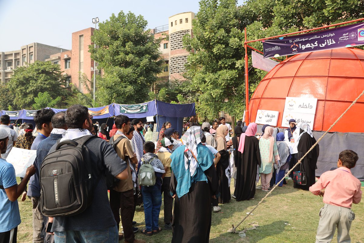 خلائی کچھوا کے اندر ایک سائنسی سفر

لاہور سائنس میلہ 2025 میں آنے والے زائرین کو خلائی کچھوا (متحرک فلکیاتی گنبد) کے اندر ایک منفرد اور دلچسپ تجربہ حاصل ہوا۔ اس گنبد نما ڈھانچے کے اندر تصویری نمائش کے ذریعے خلا، ستاروں اور سائنس کی دنیا کو اس انداز میں پیش کیا گیا کہ سیکھنا ایک