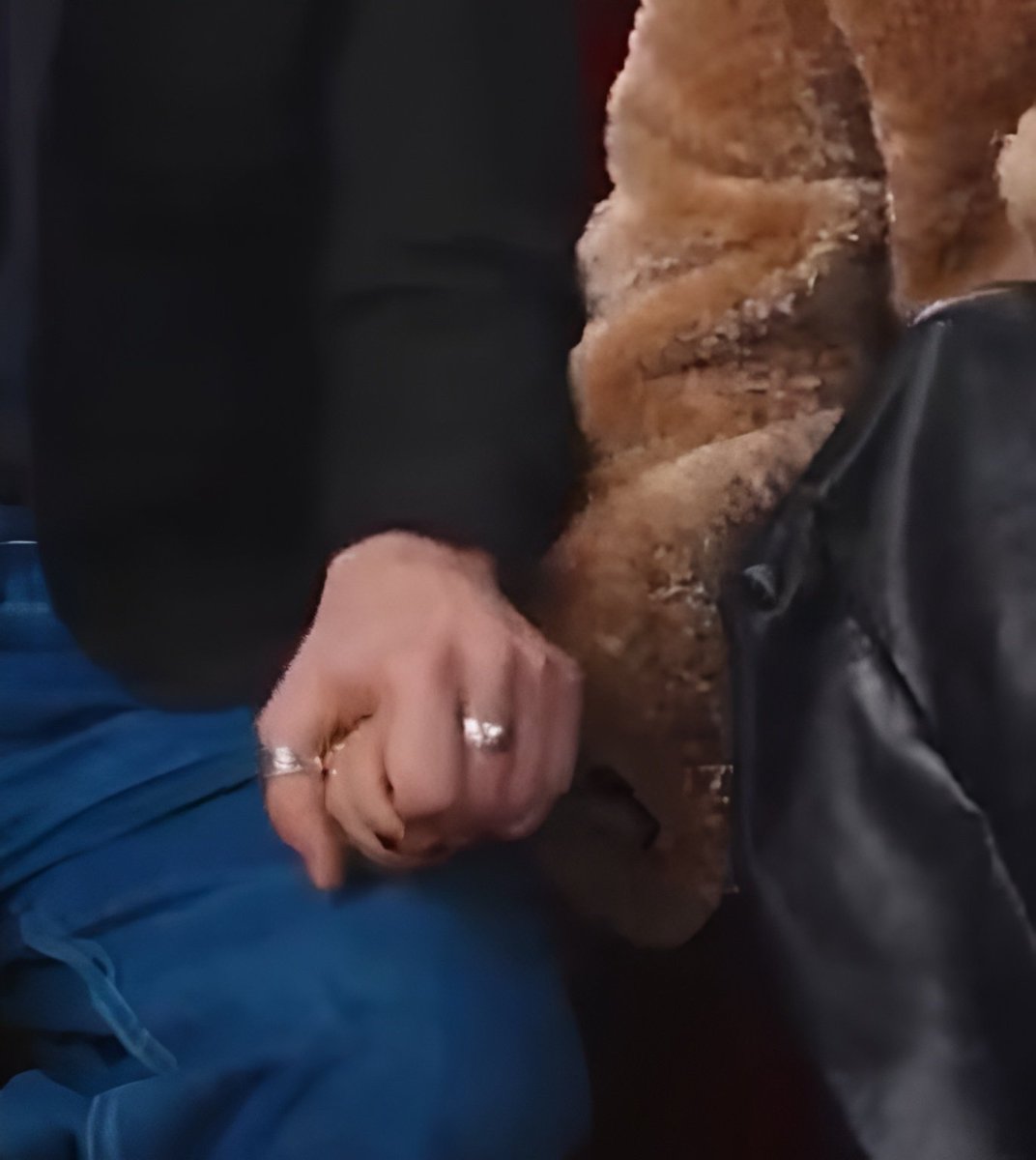 hourlylukerin tweet media