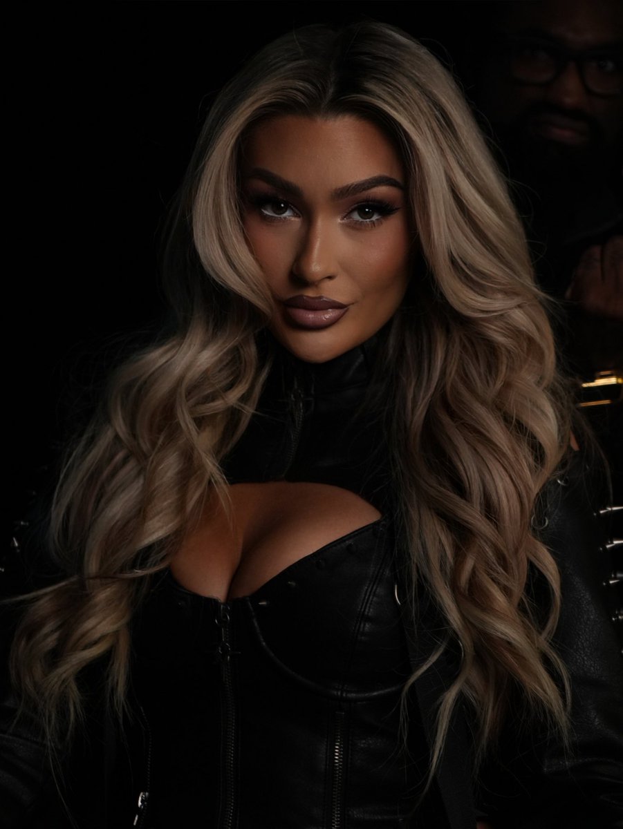 izzi_wwe's tweet photo. Steel. Cage. 

See you soon Houston🖤🩸 https://t.co/afxJbWPlx1