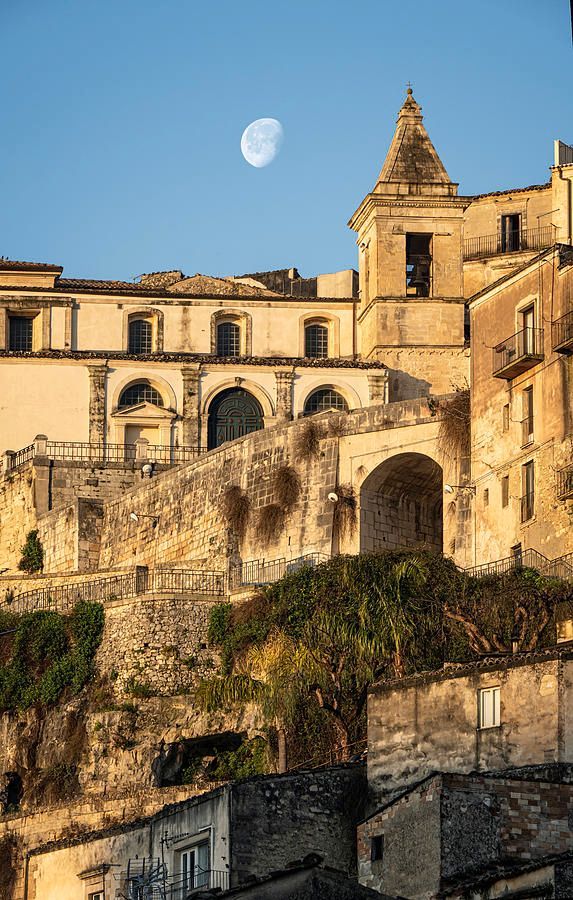 joancarroll's tweet image. Moon Over Ragusa Sicily! buff.ly/3JlNBAc #ragusa #sicily #italy #cityscape #moon #medieval #travel @joancarroll