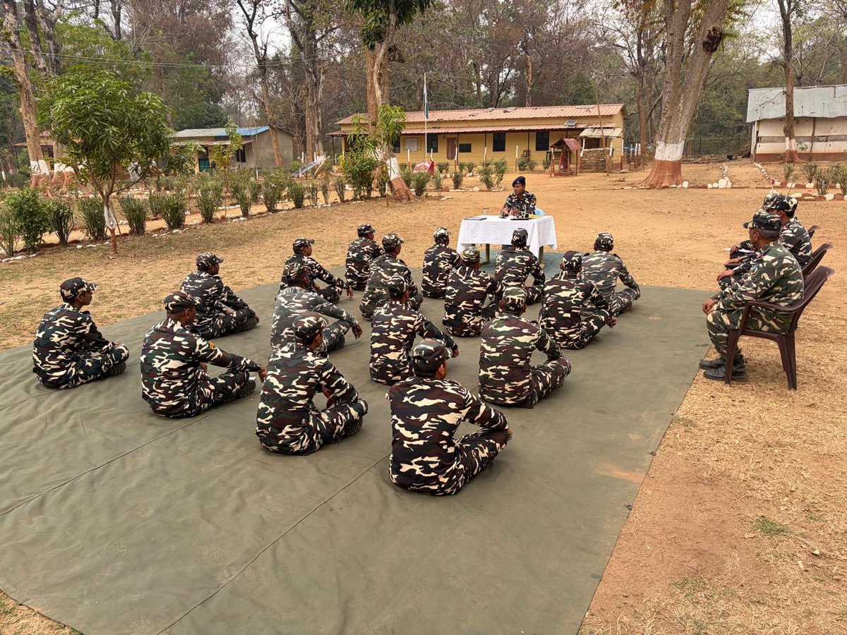 9BnSSB_INDIA's tweet photo. सीमा चौकी डगमरा में पदस्थापित बलकर्मियों को वाहिनी के उच्च अधिकारी के द्वारा प्रचालन सम्बन्धी आवश्यक दिशा-निर्देश एवं जानकारी प्रदान की गई।
#SSB_INDIA
#FTRSSBLUCKNOW
#SSBSHQGKP
#OperationalGuidelines
#Breifing
#bordersecurity
#NationFirst
#BorderWarriors
#DutyWithDedication https://t.co/UzWTBJU1QU