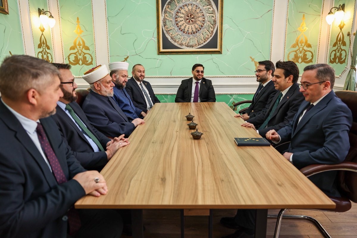 abdullah_eren's tweet photo. 📍 Bulgaristan, Sofya

Bulgaristan Müslümanları Başmüftüsü Dr. Mustafa Aliş Hacı’yı ziyaret ettim.

Görüşmemizde Bulgaristan’daki dinî, içtimaî ve kültürel hayat başta olmak üzere birçok alandaki mevcut durumu ve ikili ilişkilerimizi değerlendirdik.

Kıymetli hocamıza nazik kabulleri için teşekkür ediyorum.