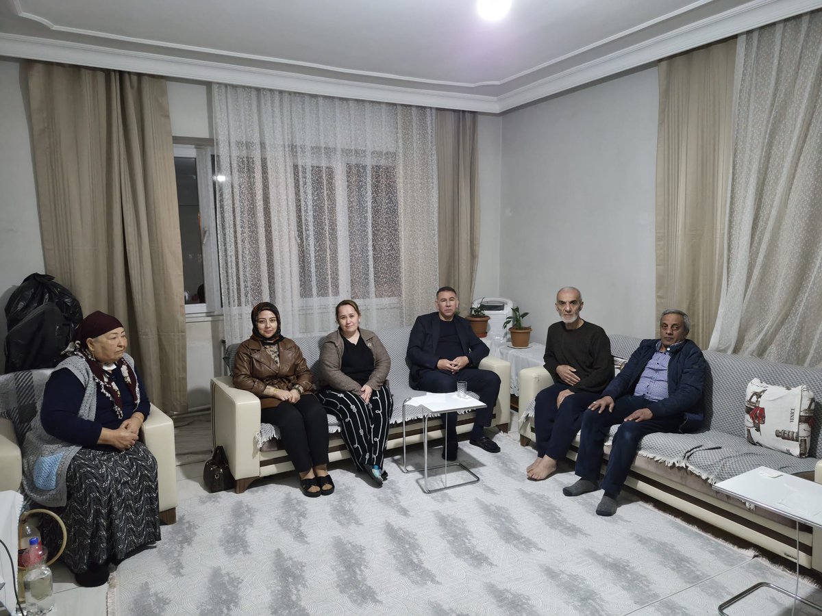 İlçe başkanlığımız tarafından düzenlenen "Paylaşmanın, Kardeşliğin ve Muhabbetin Adı: Ramazan Sohbetleri" kapsamında;

İlçe Başkanımız sn.<a href="/karahanender1/">Ender KARAHAN</a>, Kadın Kolları başkanımız sn.<a href="/yldzgulsn/">Gülşen Bünül</a>,  Anıl ailesinin hanesine misafir oldular.

Paylaşmak berekettir.