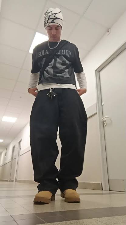 13Baltimore's tweet photo. « Gros t’es fou Maes n’a jamais sorti la ERR Tape dans mon livre il est washed de bz au nom 😹😹 La Fève sonne grave US du coup c’est pas ringard comme l’autre rappeur de chicha » https://t.co/vZOaOPqHNd
