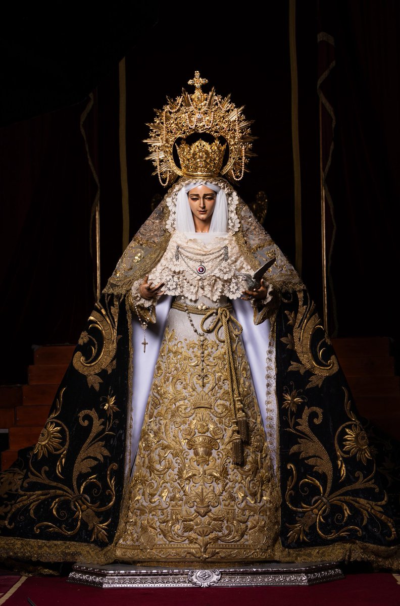 🕊️| M. Stma. de la Paloma ataviada para la Solemne Función Religiosa por el I Centenario de su Advocación. 

📜 Se recupera una estética histórica, rindiendo homenaje a las antecesoras tallas y a los archivos fotográficos de la época. 

#CofradíasMLG
#UnSiglodePaloma