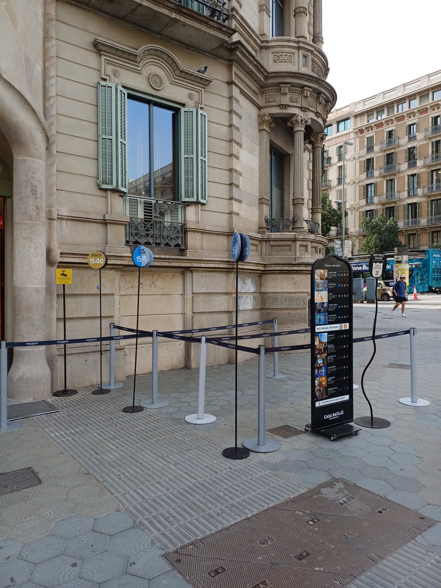 oscar_m's tweet image. Casa Batlló fa negoci milionari ocupant de forma il•legal i sense permís l' #espaipublic. A més, incompleix les normes d' #accessibilitat vulnerat el dret de les persones amb #discapacitat. Cada dia i l' @bcn_ajuntament n'és conscient