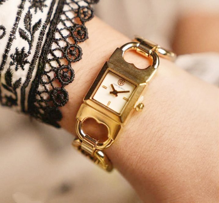 যেনো একশো বস্তা বালির ওজন
টানছে আমার মন ;