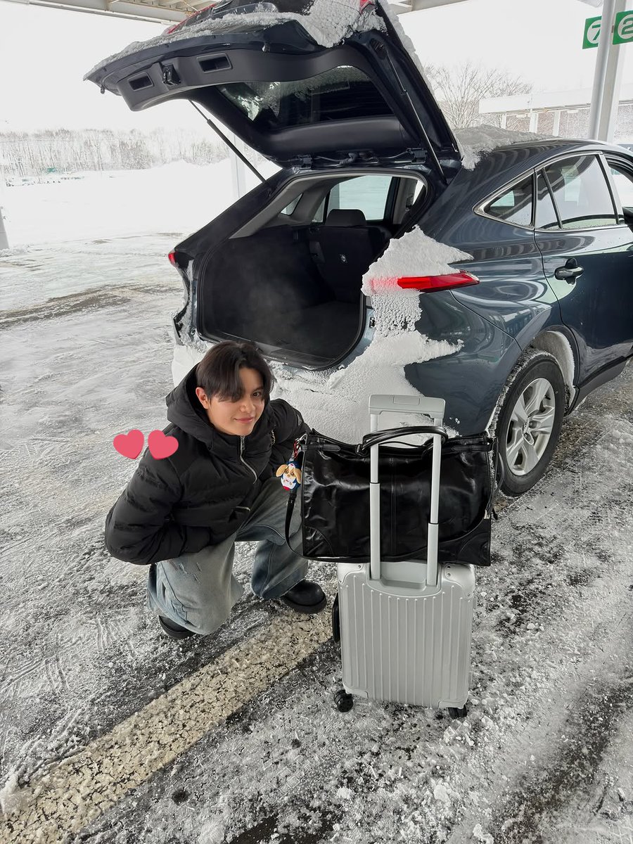 #WilliamEst #วิลเลี่ยมเอส  
#williamjkp #est_rvp 

Out of all the accessories they could wear, they ended up with matching earrings, walking around snowy Japan side by side like it was the most natural thing in the world. It’s the kind of detail you only notice later and then