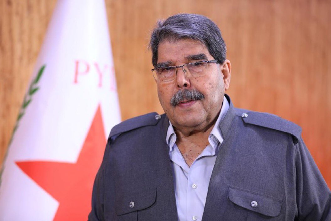 Wek DBP em wefatkirina Endamê Desteya Hevserokatiya Partiya Yekîtiya Demokrat (PYD) birêz Salih Muslim bi xemginiyeke mezin pêşwazî dikin 

Birêz Muslim wek têkoşerekî pêşeng, di têkoşîna azadiya gelê Kurd û gelên Sûriyê de heya niha cihekî ku wê tu caran neyên jibîrkirin girt.