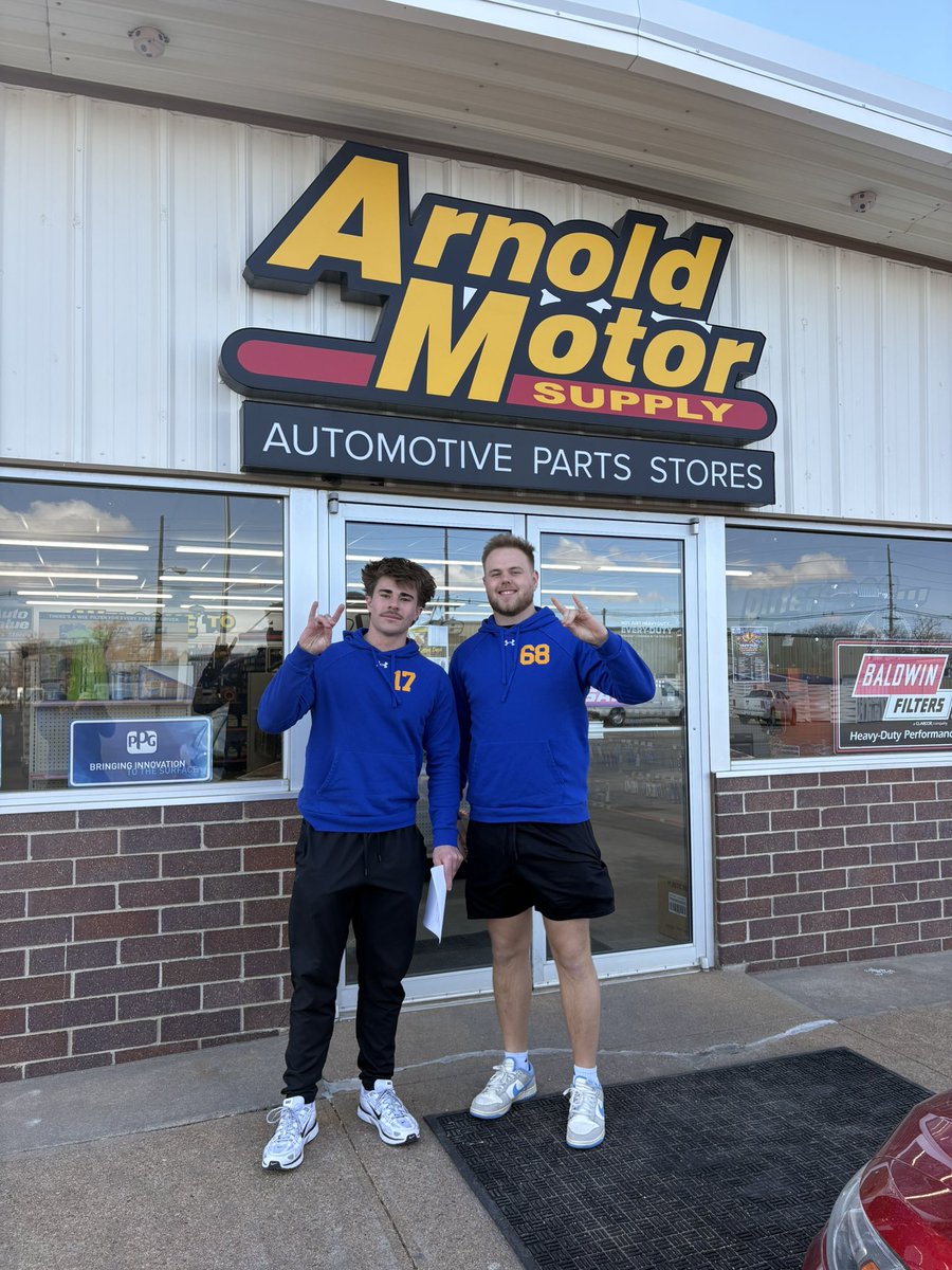 Thank you Arnold Motor Supply for supporting Loper football

#BlueSwarm <a href="/UNK_Football/">UNK Football</a>