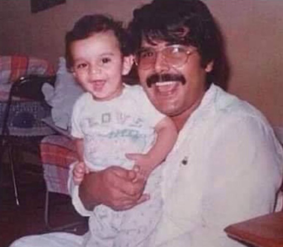 Li van çiyayê ku Xwedavendan lê textê xwe daniye 
Rihet û aram razê 
Min jê re bigota; 
Mirin... 
Ji ku tê û çawa tê bila bê 
Êdî xeman nexwe! 
Ya ku hatiye erêkirin, Kurdbûn û jiyana azad e..
Oxir be şehîdê gelê xwe.