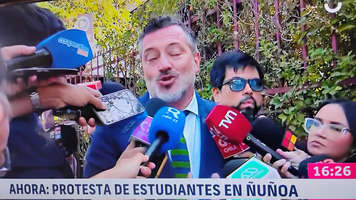 Barb_Stormhood's tweet photo. Quién iba a pensar que serían los ñuñoinos los primeros en levantarse contra el gobierno entrante.
 Aguanten los estudiantes de Chile! 

#cambiodemando https://t.co/5WYRULupJ2