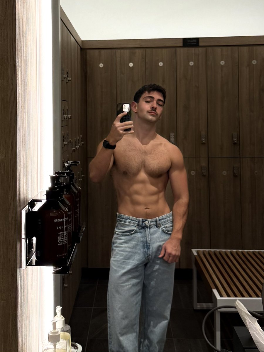 Gay man stuns in new locker room pic