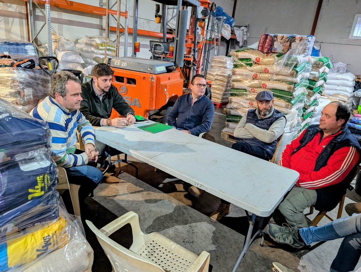 🌾 Hoy hemos visitado la cooperativa de Sant Jaume en Relleu para interesarnos por el estado del sector del almendro.
🚜 Un sector que está padeciendo las políticas europeas y se encuentra indefenso ante la Xylella y los daños de la fauna cinegética.
🇪🇸 Desde VOX reivindicamos el
