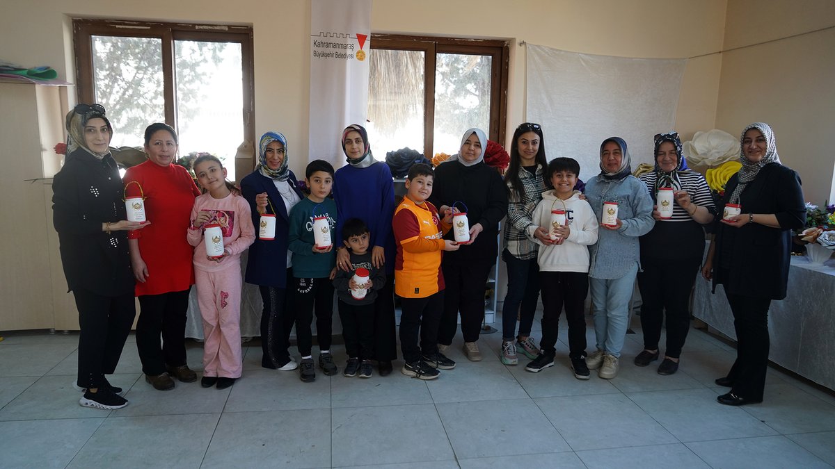 MİNİK ELLER RAMAZAN KANDİLİ TASARLADI Kahramanmaraş Büyükşehir Belediyesi, anne ve çocuklara yönelik Ramazan kandili yapım atölyesi düzenledi. Etkinlikte çocuklar anneleriyle birlikte Ramazan kandili yapımını öğrenerek kendi tasarımlarını ortaya koydu.
 memleket46.com/minik-eller-ra…